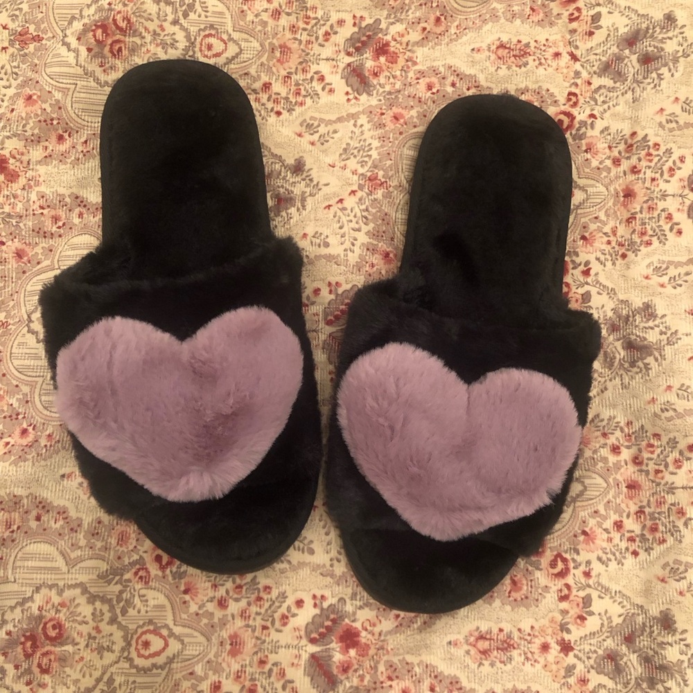 Comfy Black slippers with purple heart appliqué